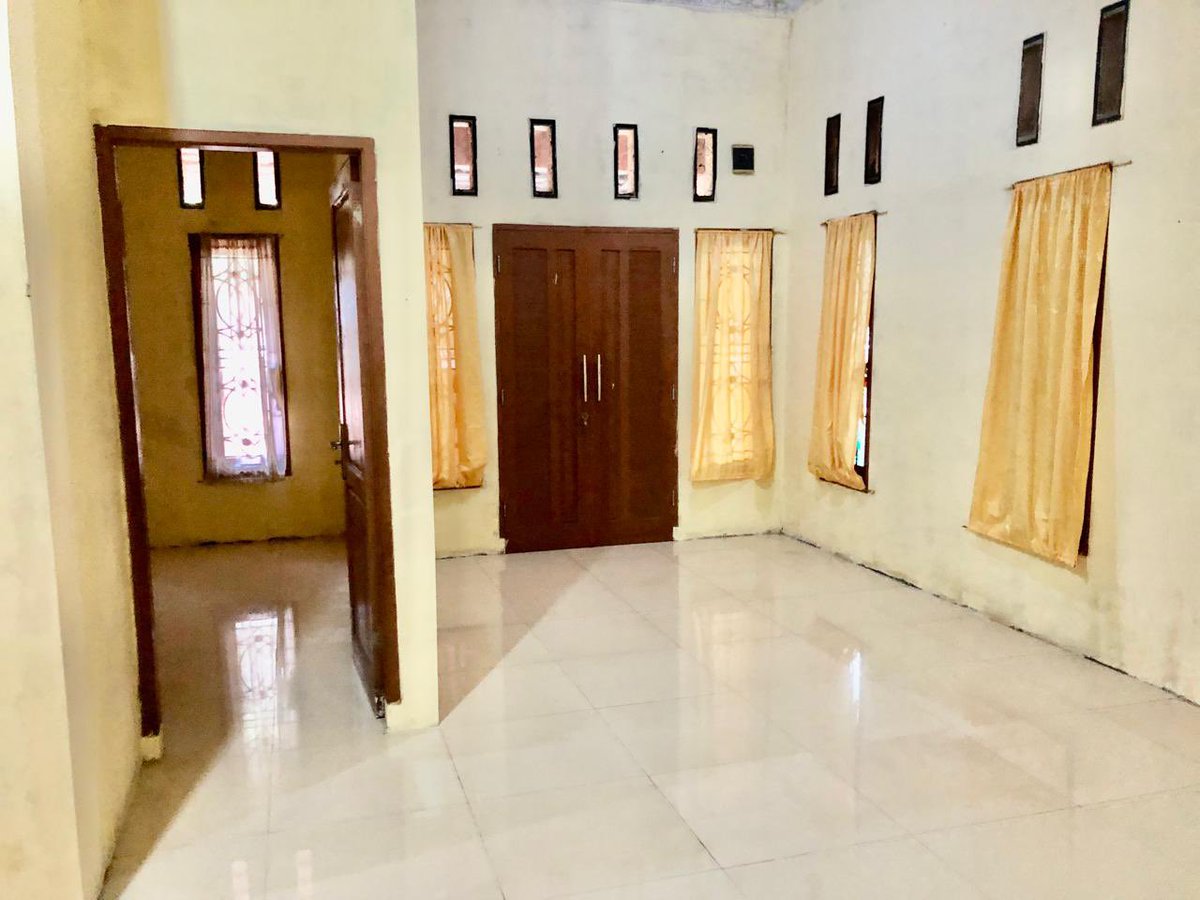 ddrnnnn_'s tweet photo. X pls do your magic. Siapatau ada temen2 X yg tinggal di binjai/ butuh tempat tgl di daerah binjai. udh bbrp thn belakangan ini berusaha jual rumah keluarga karena ada kebutuhan pengobatan. tp blm ketemu jodohnya. Siapatau ktmu pembelinya disini ya. izin promo ya temen2🙏🏻   

JUAL RUMAH BINJAI  SHM🏡🏡 ( 0813-9804-9012 - EDWAN )

📍 Lokasi:
Komplek Griya Jatibening Blok B-06
Jl. Teuku Umar, Binjai

✨ SPESIFIKASI RUMAH:
• Luas Tanah: 300 m²
• Luas Bangunan: 250 m²
LANJUT KOMEN ⬇️⬇️⬇️

• 5 Kamar Tidur, masing-masing dilengkapi kamar mandi & WC (lanjut komen) 
• 1 Kamar Mandi Tamu — total 6 kamar mandi
• Lantai granit elegan
• Garasi 2 mobil (1 tertutup + 1 terbuka)
• Listrik 2.300 watt
• SHM — surat lengkap & aman

🏠 Cocok untuk hunian keluarga besar maupun investasi!

💬 INFO HARGA & DETAIL:
📲 Langsung hubungi WhatsApp:
0813-9804-9012 - Edwan