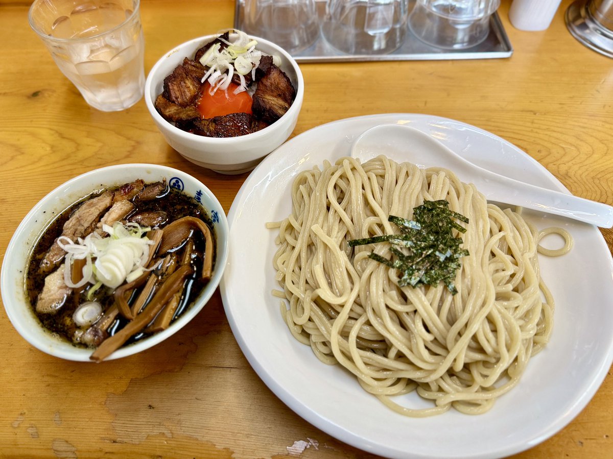 Chikobu1's tweet photo. 中華そば 喜富

10時半開店は嬉しい限り
蒸し暑い外カウンターでは食べたくなかった為店内空くまで待機
パンチ力上げる為に卓上の黒七味を麺に振りかけると尚美味い https://t.co/1wf1WDwes8