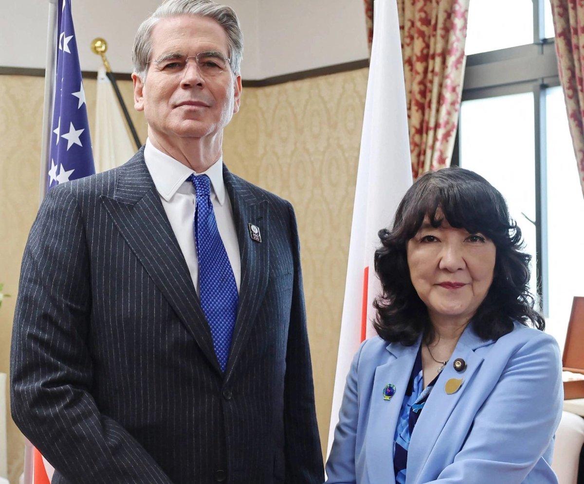 RepublikRupiah's tweet photo. Guncangan Yen sedang memaksa The Fed bersiap cetak uang stimulus buat Jepang 💸

Bessent sudah tekan tombolnya. Jepang sudah confirm siap terima, tinggal the FED saja

Menurut Arthur Hayes, Selama 10+ tahun, Jepang sengaja melemahkan yen lewat Abenomics. Hasilnya yen kehilangan lebih dari separuh nilainya. Ini yang jadi "bensin murah" pasar global. Spekulator pinjam yen, beli aset lain.

Sekarang situasi berbalik. Bessent (Treasury AS) dan Katayama (MOF Jepang) sama-sama ingin yen menguat. Tapi cara paling "murah" secara politik cuma satu

MOF repo US Treasury ke Fed → Fed print dollar → dollar dijual untuk beli yen → yen menguat

Amunisi yang siap dibakar via FIMA facility:
🔹$1,14 T US Treasury milik pemerintah Jepang
🔹$230 M US Treasury milik GPIF (dana pensiun raksasa Jepang)
🔹$1,37 T total potensi cetak dollar baru

Jika dandingkan saat COVID, Fed print ~$4T dan aset beresiko pada terbang saat itu 

Yang bikin ini beda dari QE tradisional cetak dollar tanpa persetujuan Kongres. Cukup 3 orang di Foreign Currency Subcommittee yaitu Warsh (Fed Chair baru), Williams, dan Jefferson mengetuk palu. Tidak ada notulen, tidak ada voting publik, kita cuma dengar hasilnya.

Menurut kalian printer AS akan dihidupkan untuk Jepang kali ini dan membanjiri market?