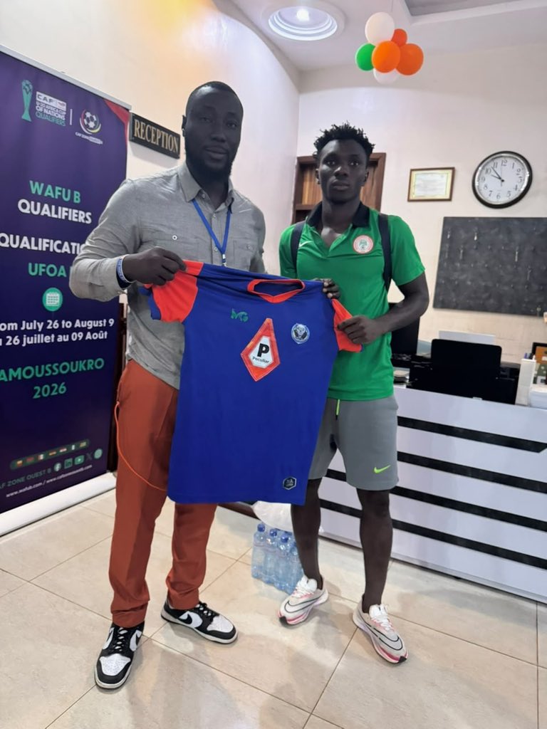 DagaShotz's tweet photo. Delighted to receive a jersey from our very own Flying Eagles defender, Ayinla Olayemi. 🇳🇬⚽️

The talented defender currently plies his trade with NPFL side, Warri Wolves.

Wishing you continued success, Olayemi! 

Daga respects ❤️ https://t.co/JoXtJ2acYv