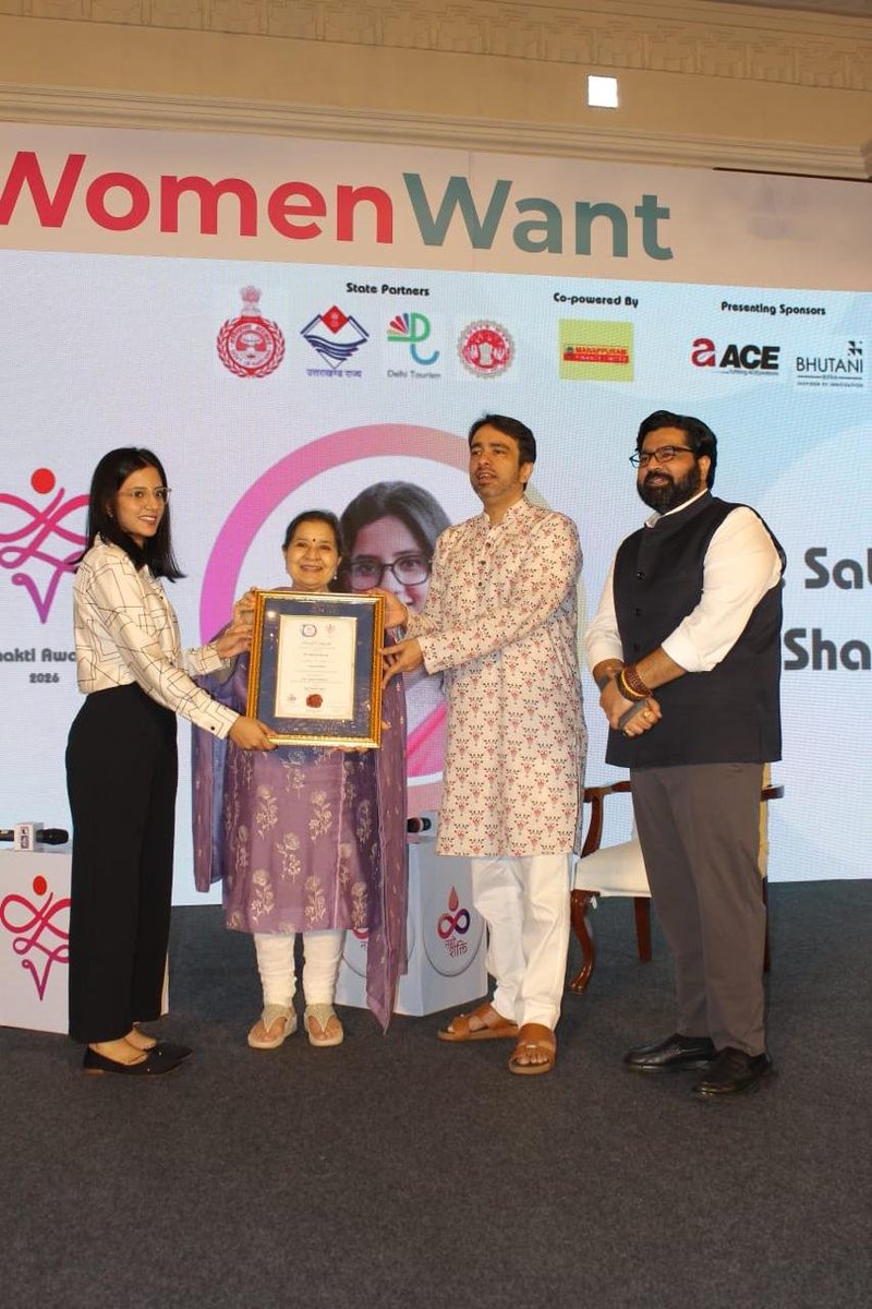 Priyascorner's tweet photo. Grt having @jayantrld at pur @Wewomenwantoffc helping us felicitate women achievors. Also spoke abt what he understands by women empowerment, says its empowering them to make their own choices. Also spoke what the skill dev ministry is doing towards levelling the gender disparity https://t.co/fRNDThik3O
