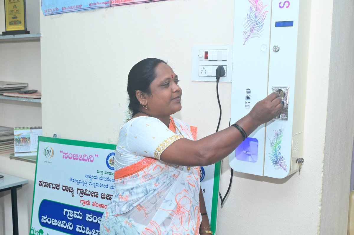 CommrPR's tweet photo. ಗದಗ ತಾಲ್ಲೂಕಿನ ಹಾತಲಗೇರಿ ಗ್ರಾಮ ಪಂಚಾಯತಿ ವ್ಯಾಪ್ತಿಯ ನರಸಾಪುರ ಗ್ರಾಮದಲ್ಲಿ ಮಹಿಳೆಯರ ಮುಟ್ಟಿನ ಸಮಯದ ಸ್ವಚ್ಛತೆ ಹಾಗೂ ಆರೋಗ್ಯ ರಕ್ಷಣೆಗೆ ಅನುಕೂಲವಾಗುವಂತೆ ಎನ್.ಎಲ್.ಆರ್.ಎಂ ಘಟಕದಲ್ಲಿ ಸ್ಯಾನಿಟರಿ ನ್ಯಾಪ್ಕಿನ್ ವೆಂಡಿಂಗ್ ಯಂತ್ರವನ್ನು ಅಳವಡಿಸಲಾಗಿದೆ.

1/2 https://t.co/r9wa2CDeOI