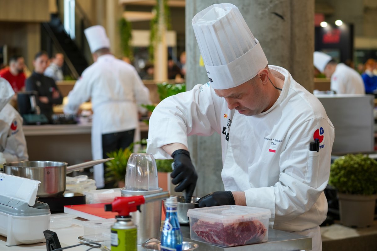 Hostelcobcn's tweet photo. El 1er Concurso Internacional de Cocina de Alimentaria dejó huella 🏆
Polonia arrasó: mejor pescado, mejor carne y ganador absoluto. Seis países midiéndose con producto español, avalados por WorldChefs.
#Alimentaria2026 #Hostelco2026 #TheHorecaHub https://t.co/pljZ1tPdNv