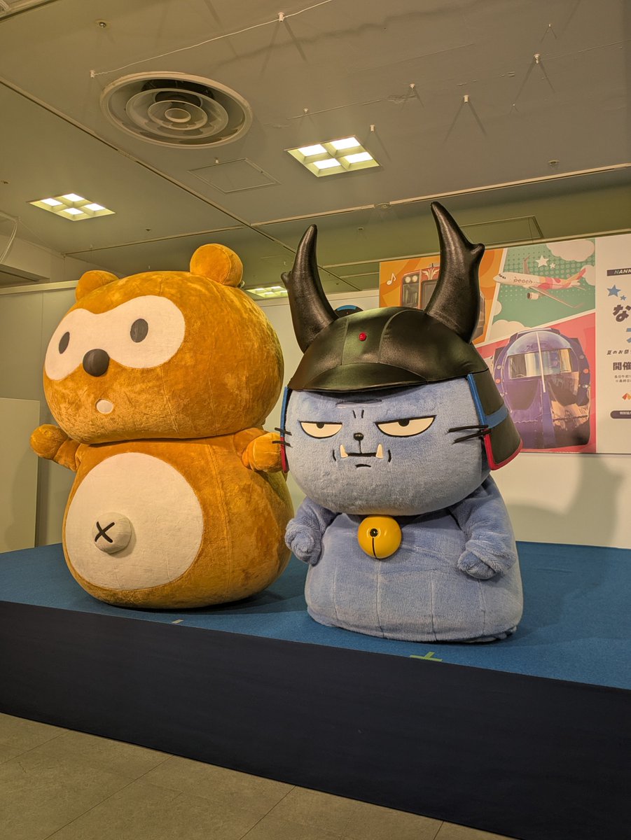 HIKONE0406's tweet photo. 座ってるのは珍しいかも😅

#わるにゃんこ将軍
#ポンタくん
#高島屋 https://t.co/fTiwH7vG28