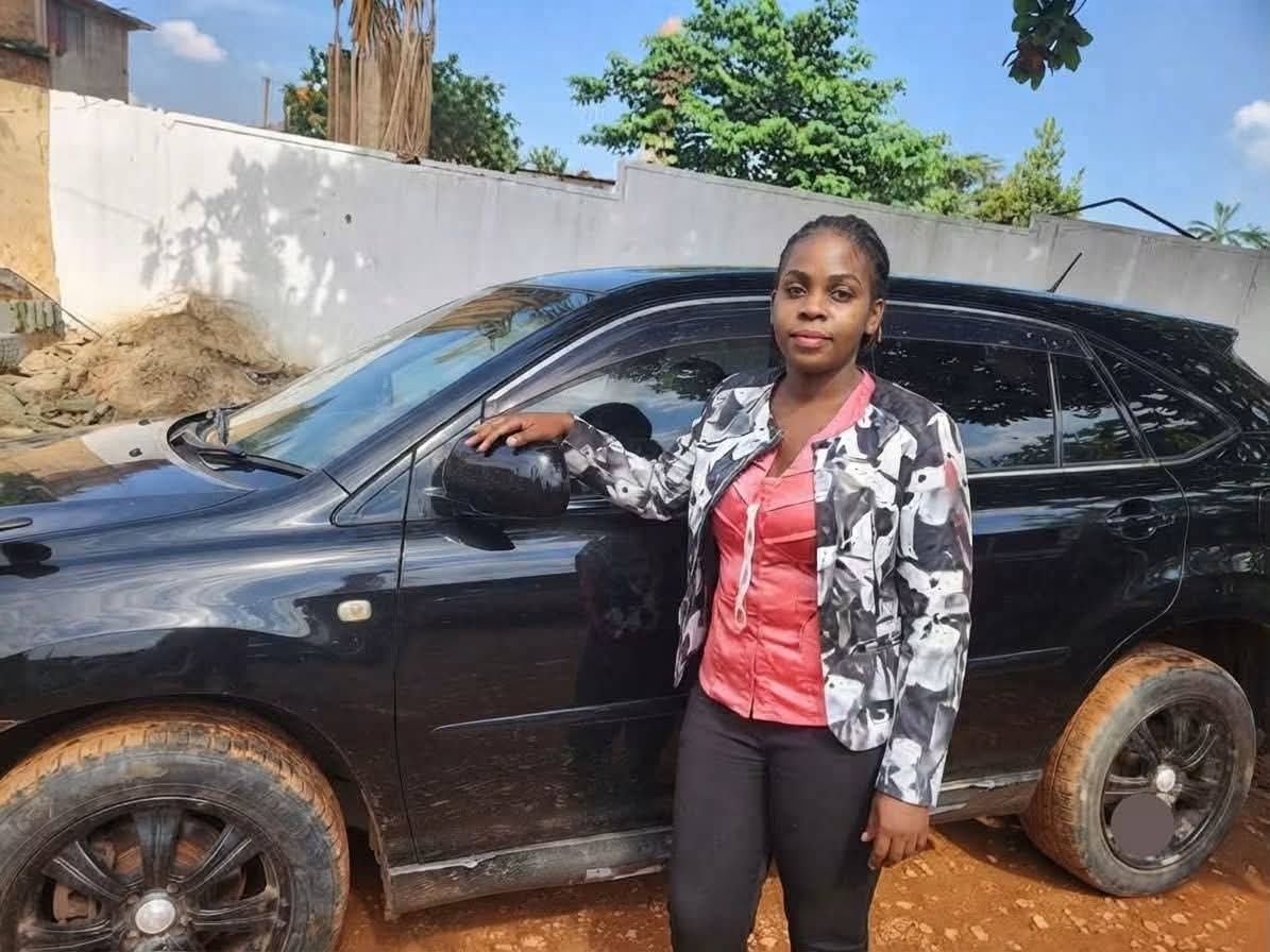 Maryian96's tweet photo. Betrayal and murder!
Bilha wanjiku was marrired to joseph muraya,together they had 2 kids lived in a posh estate in Buruburu,joseph was working in Jomo kenyatta airport and he had estates so the money was not an issue,in 2016 their marriage crumbled and Bilha moved out to go live with another man,they both planned how to kill joseph so that she can be left with the money,they hired killers and paid 100k downpayment she promised to pay another 400k once joseph was killed,a person inside the plan leaked the information to DCI  where the DCi moved with speed did an undercover operation and sent a photo of joseph to Bilha pretended he was dead,bilha withdrew 400k bought wines and drove off to the killers only to get police officers waiting to arrest her,Joseph life was spared! Wueh love and money equals greed!