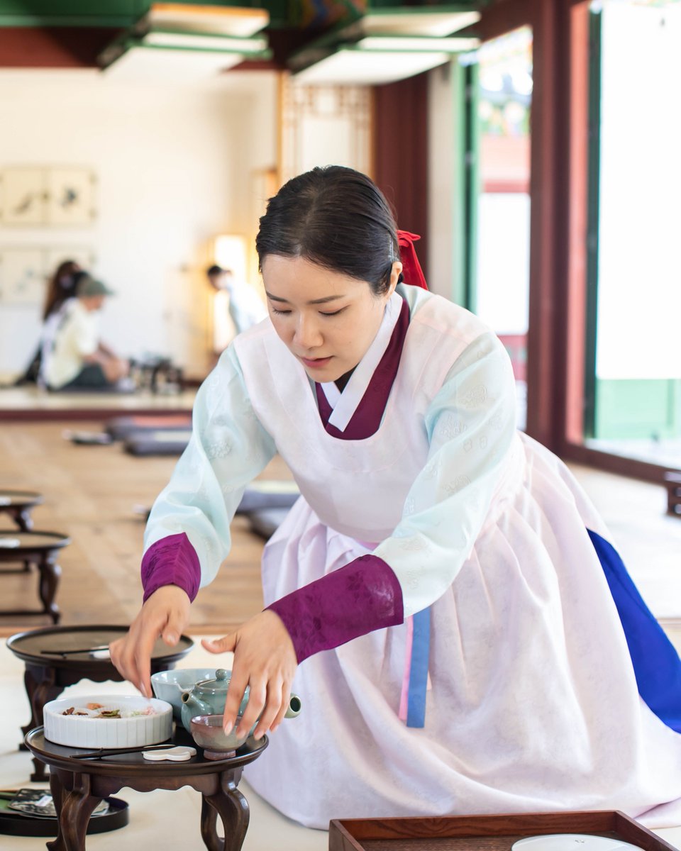 KHeritageAgency's tweet photo. 경복궁에서 만나는 궁중다과🍵

조선시대 왕실의 다과 문화를 현대에 되살린 경복궁 생과방 하반기 프로그램이 찾아옵니다.
고즈넉한 궁궐의 풍경 속에서 전통 다과와 함께 특별한 시간을 만나보세요.

📍경복궁 생과방 하반기 운영 일정 및 예약 안내 https://t.co/hczVtsh9g4