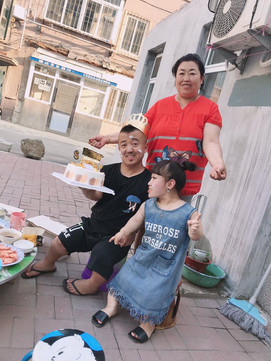 FredDZee's tweet photo. Cozy Sunday with my favorite people: baking cookies, laughing till our sides hurt, and no plans but this perfect messy time ， https://t.co/HcEkS8QUH8