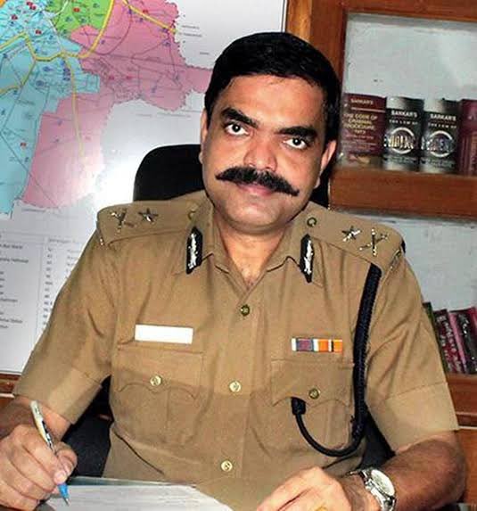 Crime_Selvaraj's tweet photo. “Do not give bribe to police personnel,” says Chennai city police commissioner A Amalraj to all the FL-2 and FL-3 bar owners in the city at an exclusive meeting with them at the police commissioner’s office in Egmore on Tuesday. 

If anyone demands bribe, the cop instructed the bar owners to inform him immediately. 

Police personnel were asked to leave the meeting hall when the meeting was started. 

#CrimeSelvaraj #Chennai #ChennaiUpdates #Bar #FL2 #FL3 #AAmalrajIPS
#CMJosephVijay‌