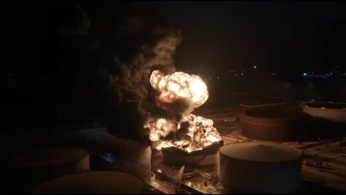 مؤسسة النفط الليبية: خزان النفط في مصفاة الزاوية تعرض لاستهداف مباشر _Business 
