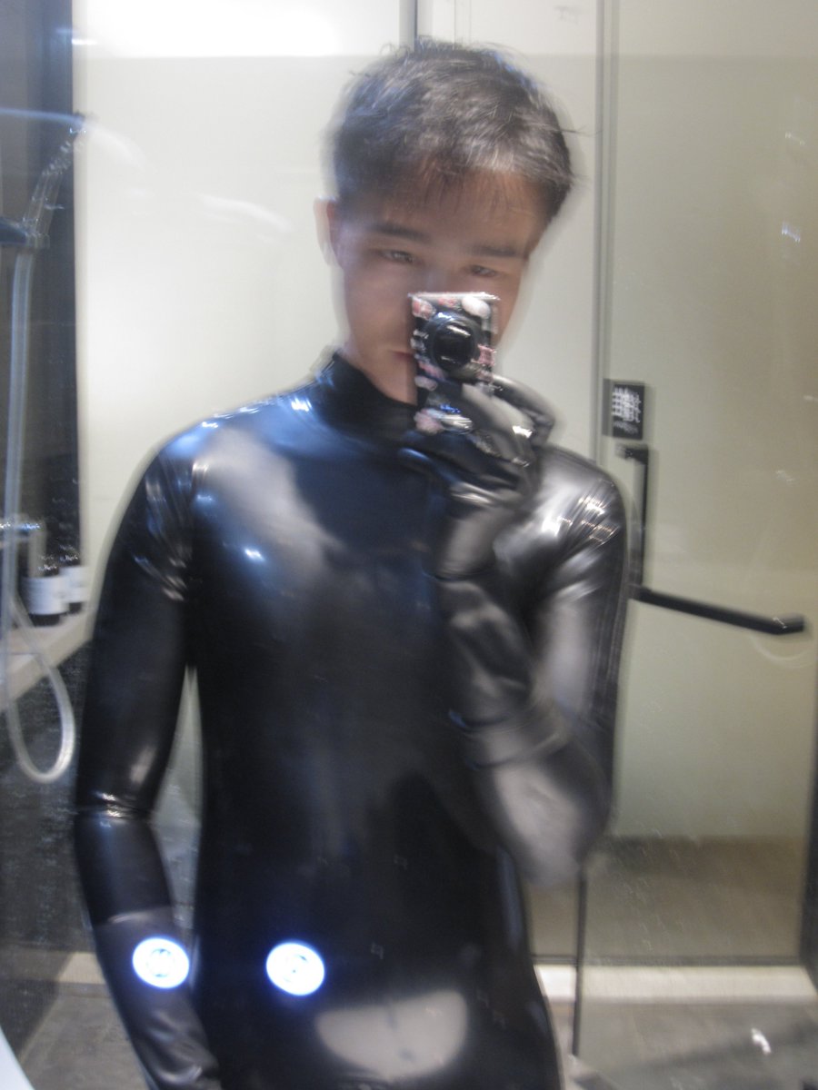Lockeyhow's tweet photo. ⚫ #Latex #Rubber https://t.co/N20db5NIql