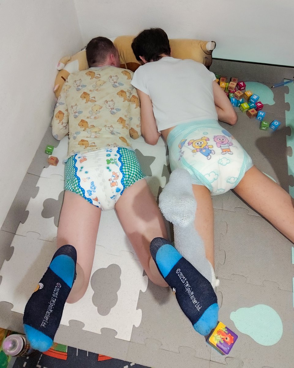 mato_huskyabdl's tweet photo. Awww look at the shy little boys with puffy buts 😋🙈🤭 somebody should take care of them, don't you think?🍼🌧️🧸🧩🚀

#ABDL #AdultBaby #DiaperLover #Littlespace #AgePlay https://t.co/V5glLifrUU
