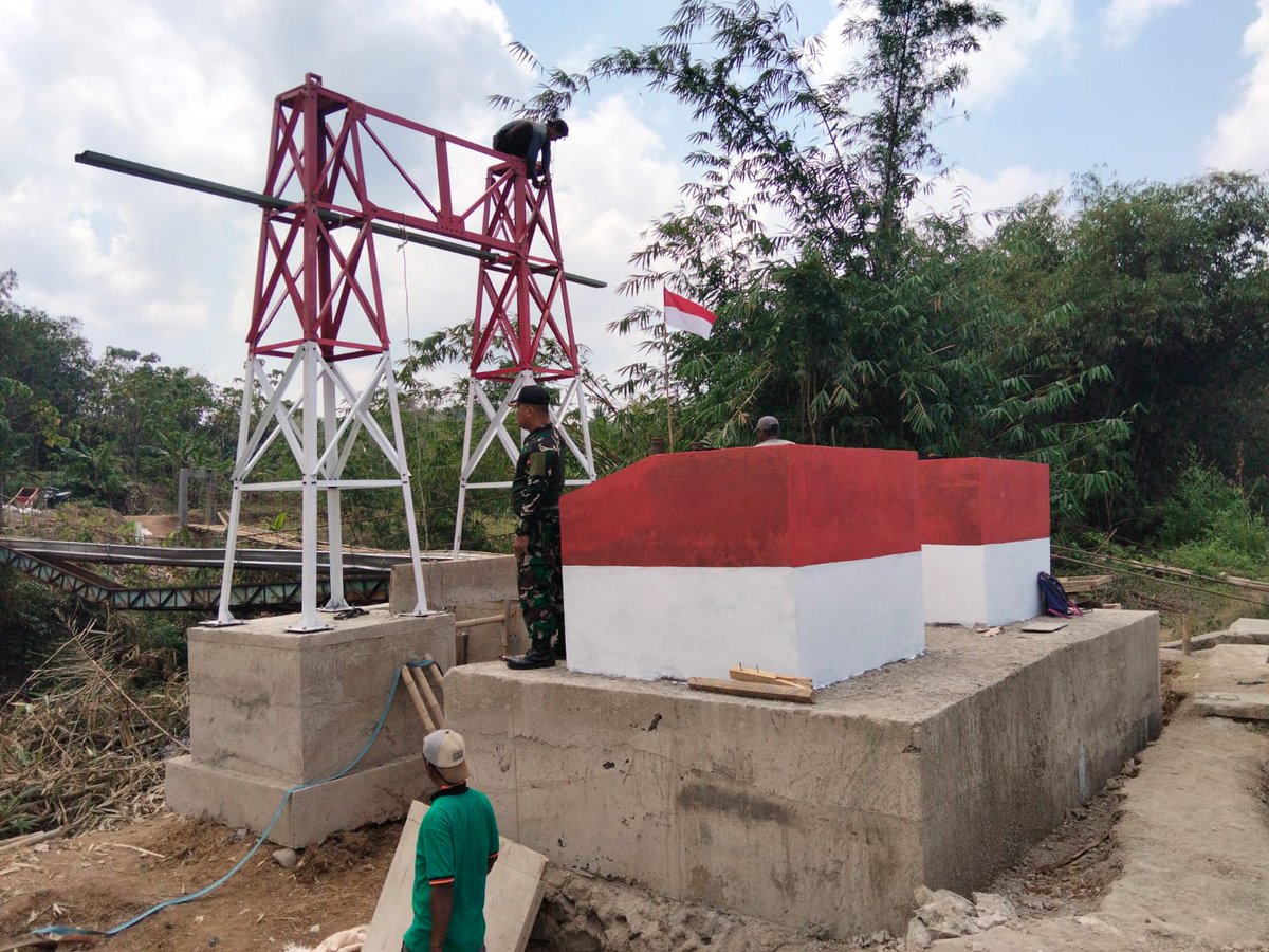 pendim0703clp's tweet photo. Pembangunan Jembatan Gantung Perintis Garuda yang berada di wilayah teritorial Kodim 0703/Cilacap tepatnya di Desa Madura Kecamatan Wanareja Kabupaten Cilacap masuki tahap pemasangan tiang Pylon https://t.co/TC0QC9sLJI