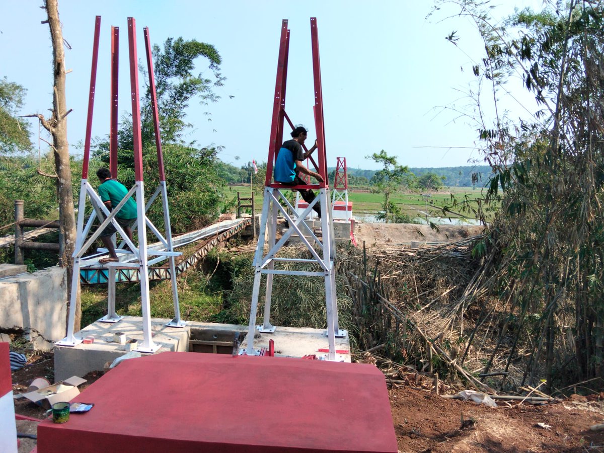 pendim0703clp's tweet photo. Pembangunan Jembatan Gantung Perintis Garuda yang berada di wilayah teritorial Kodim 0703/Cilacap tepatnya di Desa Madura Kecamatan Wanareja Kabupaten Cilacap masuki tahap pemasangan tiang Pylon https://t.co/TC0QC9sLJI