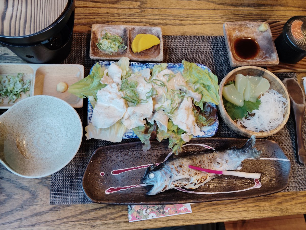 bokumokumo's tweet photo. 昨日今日の育児活動。ファミリー連れて奥多摩の宿に泊まって鍾乳洞と奥多摩湖見てきた。 https://t.co/Q48zUiJmZz