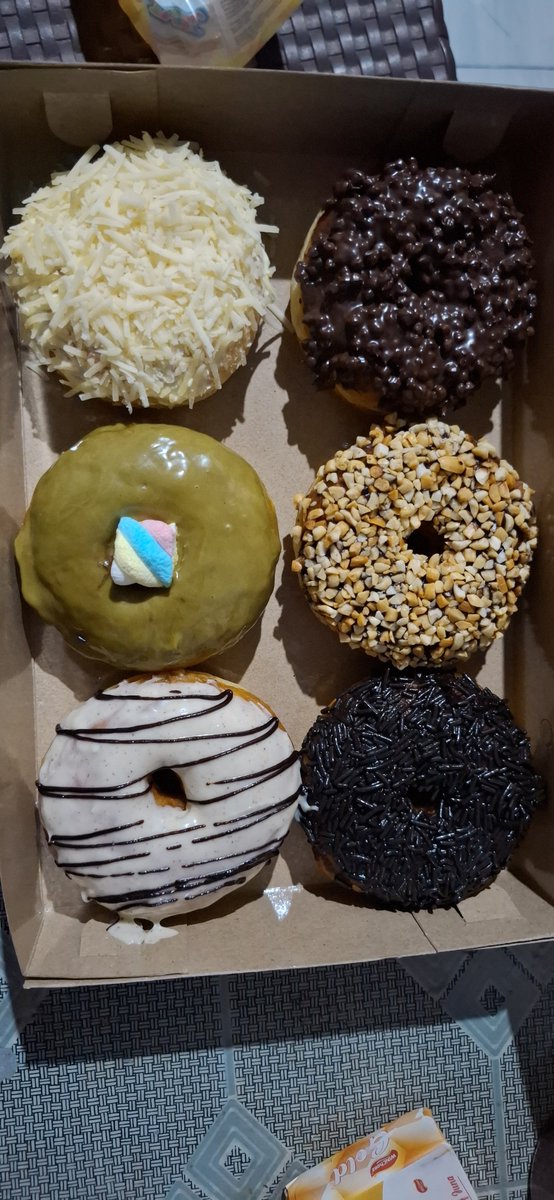 jenaharu's tweet photo. seblak jamur, donat 2000, donat mix, bolu coklat https://t.co/WakFsSJmji