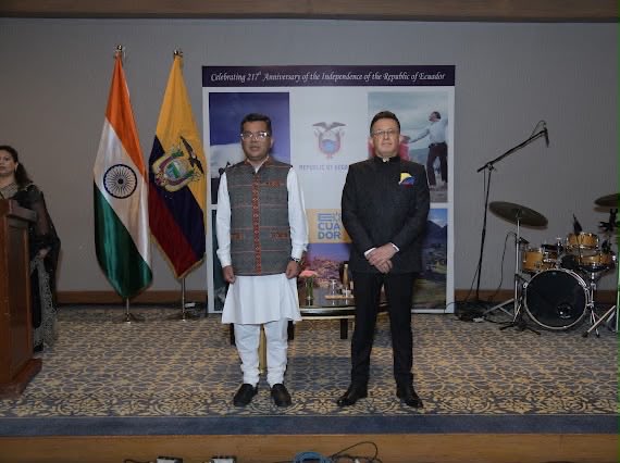 EcuadorIndia's tweet photo. 🇪🇨 Celebrar el Día Nacional del Ecuador desde la India es un orgullo. Hoy honramos nuestra historia y raíces, y reafirmamos nuestro compromiso de fortalecer los lazos de amistad y cooperación entre Ecuador 🇪🇨 e India 🇮🇳.

¡Que viva siempre el Ecuador! 🇪🇨 https://t.co/FdnT7lBrKp