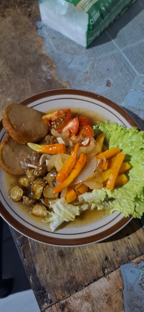 jenaharu's tweet photo. bihun godok, spagetti bolongnese keju, roti sobek coklat, selat solo https://t.co/WO98xNGTKk