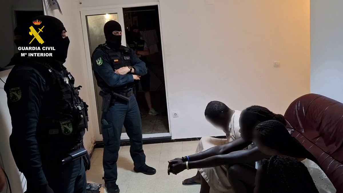 guardiacivil's tweet photo. #OperacionesGC | Detenida en #GranCanaria una red dedicada a captar menores tuteladas de origen subsahariano para su explotación sexual

👩Han sido liberadas dos víctimas y evitada la fuga de otras cuatro menores de edad durante la operación, y detenidas cinco personas, una de ellas menor de edad, y realizados cinco registros en la isla
👇
https://t.co/Km1lkT9EDx