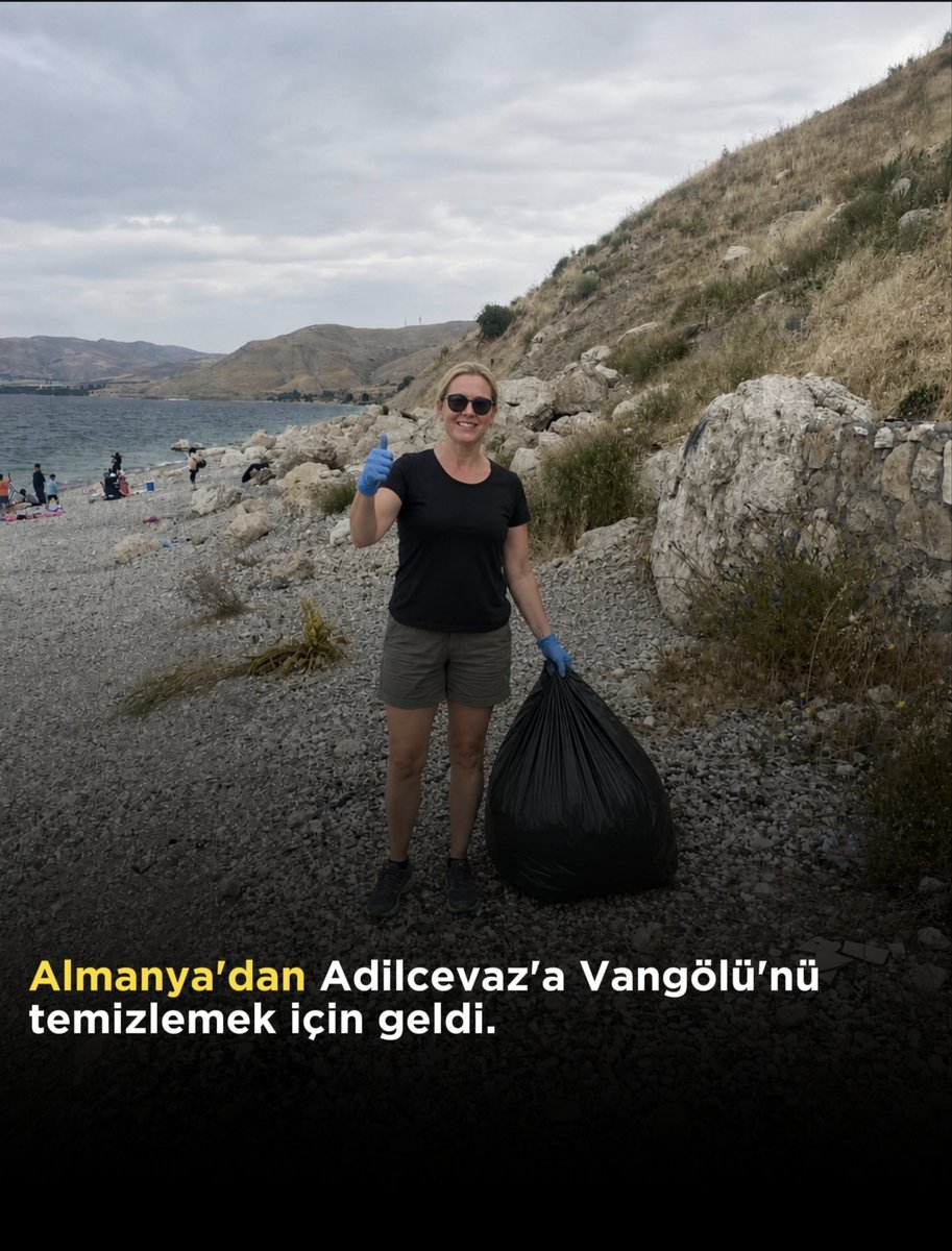 FotorafBitlis's tweet photo. 🌊Bitlis ziyaretinde bulunan Alman turist Sophie Weber, Adilcevaz ve Van Gölü sahillerindeki çevre kirliliğine dikkat çekmek için eline çöp poşetini alarak sahildeki çöpleri topladı.

Weber, temizlik sırasında yaptığı açıklamada şu ifadeleri kullandı:

“Ülkeniz ve özellikle Van Gölü çevresi gerçekten çok güzel. Ancak bu eşsiz doğanın çöplerle kirletilmesini görmek beni üzdü. Burası sadece bugün yaşayan insanların değil, gelecek nesillerin de mirası. Bu doğa harikası yerlerin kıymetini bugün bilmezsek ve korumazsak, gelecekte çok pişman olabiliriz.” 🚯