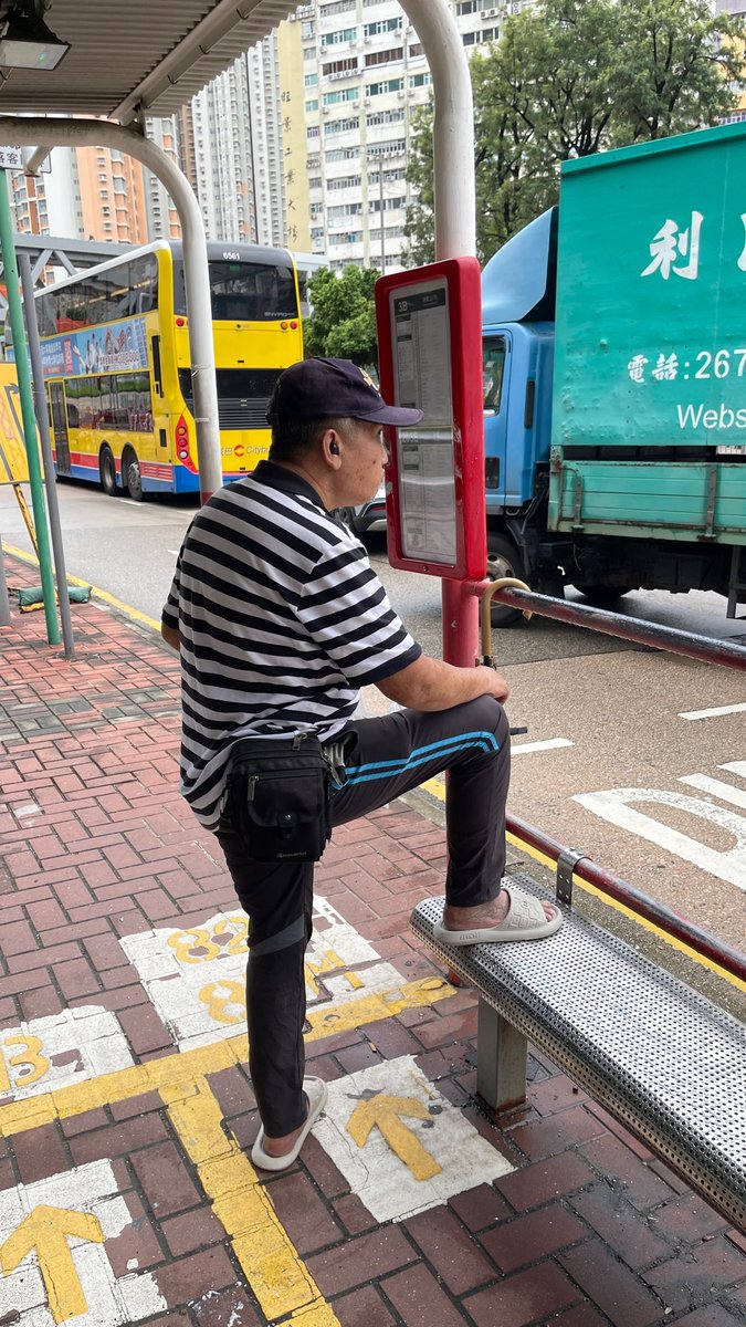 ymdpyq's tweet photo. 请注意⚠️：这是香港本地人的素质！

首先，我无意��起香港与内地的矛盾，但也非常讨厌某些香港本地人常说：内地人怎么素质低之类带有歧视与偏颇的言论。

展示这张拍摄的香港本地人在公共巴士站，又脏又臭的拖鞋脚踩在公共座椅上的照片，就是为了告诉那些有歧视与偏颇的香港本地人，你们素质不高！ https://t.co/k6kXqDaVic