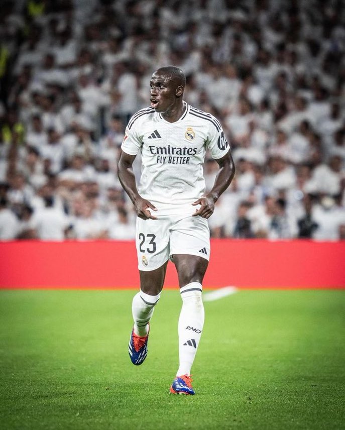 TurkRealMadrid's tweet photo. 🚨 Real Madrid, Ferland Mendy’nin durumunu çözmek istiyor, ancak o gitmek İSTEMİYOR.

Kulüp, ona kadro için pek güvenmiyor. @diarioas https://t.co/KOESCrqPZZ