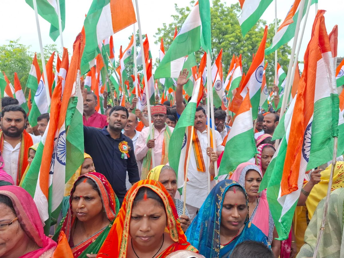 AjaySingMunna's tweet photo. 🇮🇳 हर घर तिरंगा अभियान के तहत भव्य तिरंगा यात्रा 🇮🇳

आज अपने सेवापुरी विधानसभा क्षेत्र के माँ कालिका मंडल में हर घर तिरंगा अभियान के तहत आयोजित भव्य तिरंगा यात्रा में शामिल हुआ...!!
#TirangaYatra 
#GharGharTiranga https://t.co/Uca0Ibx8vi