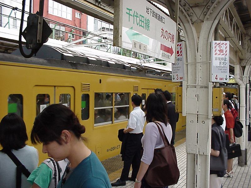 japan70to10's tweet photo. 2000年、御茶ノ水駅の中央・総武線ホーム https://t.co/0Yf8Uo36Uy