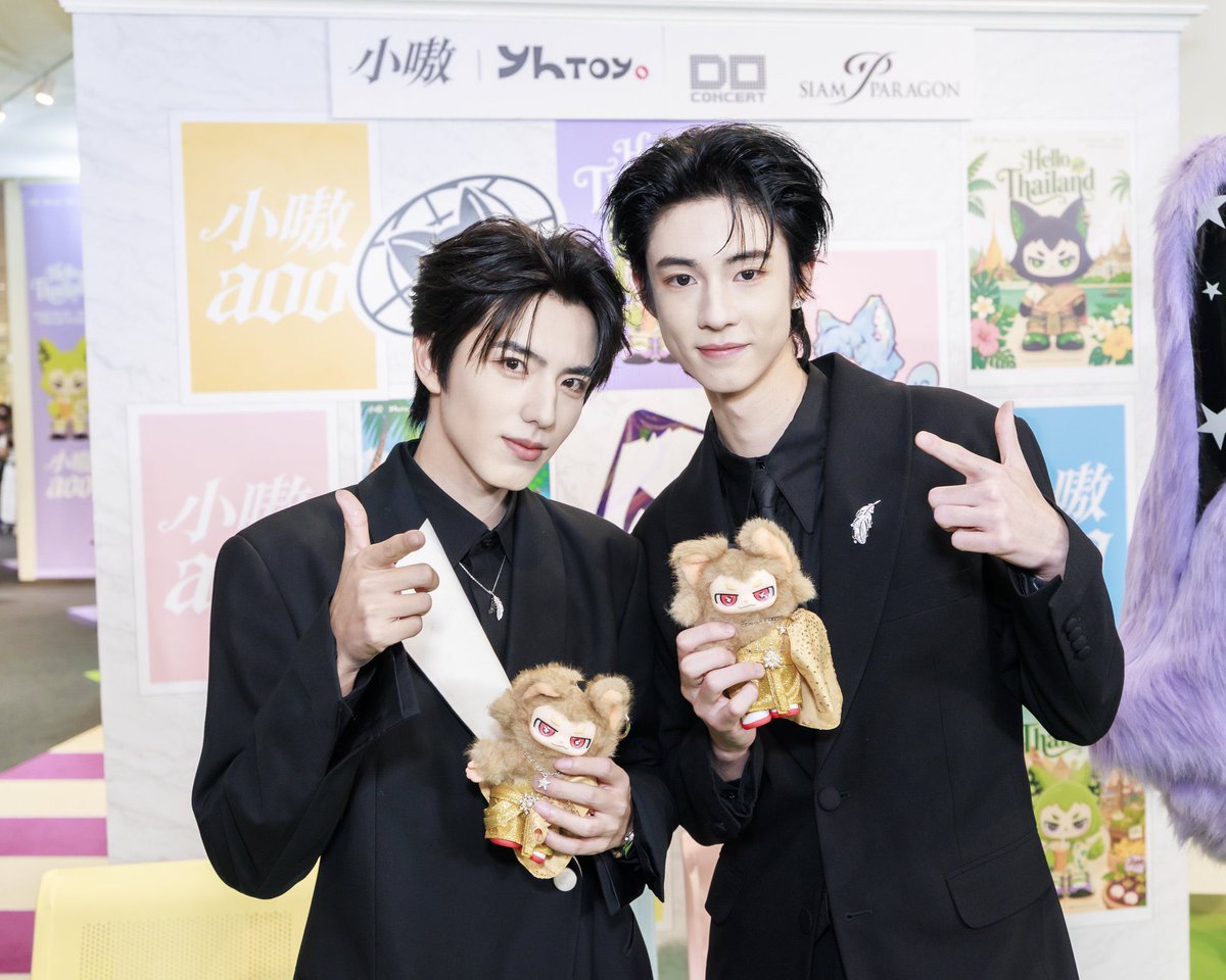ALLNewsEXPRESS1's tweet photo. Ollie, Shuyuan #OllieYuan #Shuyuan และศิลปินไทย ร่วมเช็กอิน AOO Pop-Up Store 'Hello Thailand' เติมสีสันให้แฟน ๆ ที่สยามพารากอน
#Ollie #奥利 #刘天跃 #TianYuan #Loong9 #OllieYuan #Shuyuan #天定良元 #小嗷AOO #AOOHelloThailand
#AOO_PopUp_Thailand
#doconcert #SiamParagon
AOO Pop-Up Store 'Hello Thailand' ได้รับกระแสตอบรับอย่างดีจากแฟน ๆ และนักสะสม Art Toy อย่างต่อเนื่อง พร้อมต้อนรับเหล่าศิลปินไทยและศิลปินจีนที่แวะมาเยี่ยมชม Pop-Up Store และร่วมสัมผัสโลกของ AOO ท่ามกลางบรรยากาศที่เต็มไปด้วยความน่ารักและความอบอุ่น
บริษัท ดูคอนเสิร์ต จำกัด ผู้จัด AOO Pop-Up Store 'Hello Thailand' ได้รับเกียรติจาก Kiki Du ประธานเจ้าหน้าที่บริหาร (CEO) แห่ง YH Entertainment พร้อมด้วยศิลปินจีน Ollie และ Shuyuan ร่วมพบปะแฟน ๆ และสื่อมวลชน นอกจากนี้ยังมีศิลปินและนักแสดงไทยเข้าร่วมงานอย่างคับคั่ง อาทิ บอส ชัยกมล เสริมส่งวิทยะ (BOSSCKM), หล่งลี และอาร์ม ชัยภัทร, มุก วรนิษฐ์ ถาวรวงศ์ และนักแสดงจาก FRT Entertainment (ปุยฝ้าย–พลอย, โอปอล–มิ้นท์, นิกี้–อิ๊งแลนด์, ซู–มุก, ครีมเนย ธนัญญา, พรีม ณฐมน และโอปอล พีรดา) ศิลปินวง Gamma (สุพรีม, โบอิ้ง, ซีซาร์, อุ๊กอิ๊ก, ต้นหอม และทิวา) และศิลปินวง Mindy (หงส์เปา, แพรว และเกรซ) ภายในงาน ศิลปินทุกท่านได้ร่วมถ่ายภาพกับ AOO Landmark เช็กอิน Photo Spots พร้อมสนุกกับการเปิด Blind Box และเลือกสะสมคอลเลกชันต่าง ๆ ของ AOO ท่ามกลางบรรยากาศที่เต็มไปด้วยความอบอุ่นและรอยยิ้มของแฟน ๆ
AOO Pop-Up Store 'Hello Thailand' ชวนทุกคนมาถ่ายรูป เช็กอิน เลือกสะสมคอลเลกชันสุดน่ารัก ไม่ว่าจะเป็น Love Everything Series, Exception To The Rule Series, AOO × AFA Collection และ AOO × Thailand Limited Edition ที่มีจำหน่ายเฉพาะภายในงานเท่านั้น ตั้งแต่วันนี้ – 16 สิงหาคม 2569 ณ Living Hall ชั้น 3 ศูนย์การค้าสยามพารากอน
