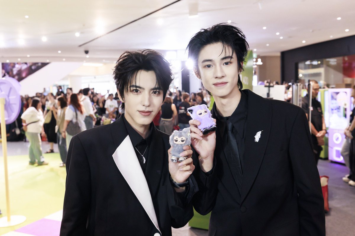 ALLNewsEXPRESS1's tweet photo. Ollie, Shuyuan #OllieYuan #Shuyuan และศิลปินไทย ร่วมเช็กอิน AOO Pop-Up Store 'Hello Thailand' เติมสีสันให้แฟน ๆ ที่สยามพารากอน
#Ollie #奥利 #刘天跃 #TianYuan #Loong9 #OllieYuan #Shuyuan #天定良元 #小嗷AOO #AOOHelloThailand
#AOO_PopUp_Thailand
#doconcert #SiamParagon
AOO Pop-Up Store 'Hello Thailand' ได้รับกระแสตอบรับอย่างดีจากแฟน ๆ และนักสะสม Art Toy อย่างต่อเนื่อง พร้อมต้อนรับเหล่าศิลปินไทยและศิลปินจีนที่แวะมาเยี่ยมชม Pop-Up Store และร่วมสัมผัสโลกของ AOO ท่ามกลางบรรยากาศที่เต็มไปด้วยความน่ารักและความอบอุ่น
บริษัท ดูคอนเสิร์ต จำกัด ผู้จัด AOO Pop-Up Store 'Hello Thailand' ได้รับเกียรติจาก Kiki Du ประธานเจ้าหน้าที่บริหาร (CEO) แห่ง YH Entertainment พร้อมด้วยศิลปินจีน Ollie และ Shuyuan ร่วมพบปะแฟน ๆ และสื่อมวลชน นอกจากนี้ยังมีศิลปินและนักแสดงไทยเข้าร่วมงานอย่างคับคั่ง อาทิ บอส ชัยกมล เสริมส่งวิทยะ (BOSSCKM), หล่งลี และอาร์ม ชัยภัทร, มุก วรนิษฐ์ ถาวรวงศ์ และนักแสดงจาก FRT Entertainment (ปุยฝ้าย–พลอย, โอปอล–มิ้นท์, นิกี้–อิ๊งแลนด์, ซู–มุก, ครีมเนย ธนัญญา, พรีม ณฐมน และโอปอล พีรดา) ศิลปินวง Gamma (สุพรีม, โบอิ้ง, ซีซาร์, อุ๊กอิ๊ก, ต้นหอม และทิวา) และศิลปินวง Mindy (หงส์เปา, แพรว และเกรซ) ภายในงาน ศิลปินทุกท่านได้ร่วมถ่ายภาพกับ AOO Landmark เช็กอิน Photo Spots พร้อมสนุกกับการเปิด Blind Box และเลือกสะสมคอลเลกชันต่าง ๆ ของ AOO ท่ามกลางบรรยากาศที่เต็มไปด้วยความอบอุ่นและรอยยิ้มของแฟน ๆ
AOO Pop-Up Store 'Hello Thailand' ชวนทุกคนมาถ่ายรูป เช็กอิน เลือกสะสมคอลเลกชันสุดน่ารัก ไม่ว่าจะเป็น Love Everything Series, Exception To The Rule Series, AOO × AFA Collection และ AOO × Thailand Limited Edition ที่มีจำหน่ายเฉพาะภายในงานเท่านั้น ตั้งแต่วันนี้ – 16 สิงหาคม 2569 ณ Living Hall ชั้น 3 ศูนย์การค้าสยามพารากอน