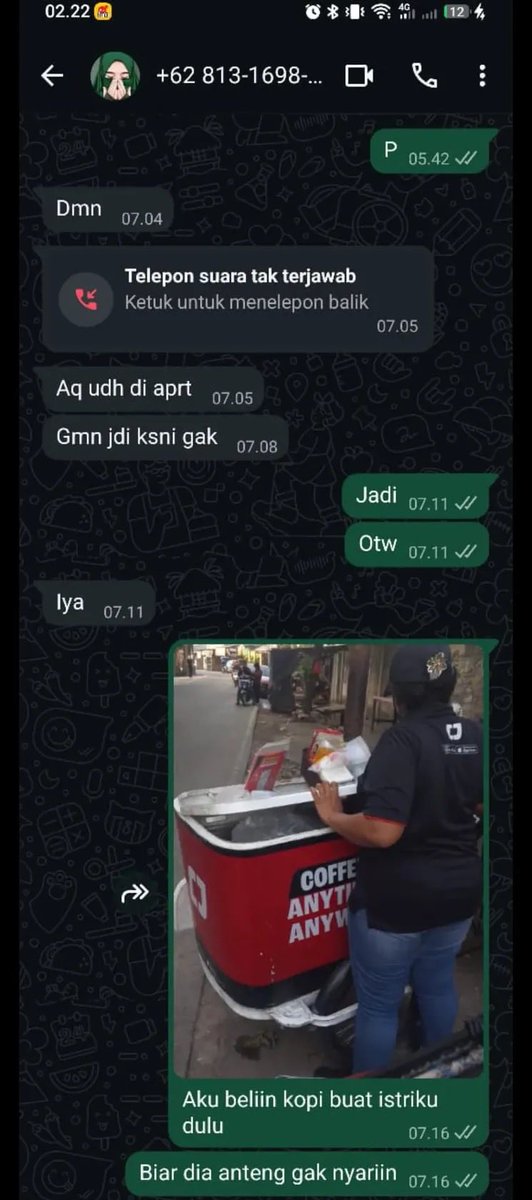 aneysafr's tweet photo. Awalnya gimana? Awalnya saya nemuin chat ini di HP suami saya. Jam 2 malam. Tangan gemeter, badan lemes. Allah tunjukin tanpa saya cari tau. Tiba2 kebangun dan refleks ngecek HP suami. Ini ada di pesan yang diarsipkan. Abis anter anak sekolah, ternyata dia ketemu si gundik ini. Masih pagi loh itu.￼

Suami saya bukan CEO betewe. Dia kurir paket. Istrinya dibeliin kopi 8ribu, dia kirim gopay ke gundiknya 50rb. Betapa adiknya dunia.￼ Aku lanjut ya... Sampe sini keliatan nggak profesi si gundik ini apa? Jujur saya syok baca part ini. Air mata udah netes aja malem itu.￼

Di sini aku bingung, sama2 usaha? Minta dibayarin slot pake duit setoran COD. Udah pada gila.￼

cc istrisahbersuara