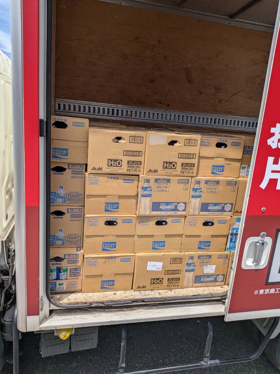 KAMESAWA_Kclean's tweet photo. 救援物資をパンパンに積み込んで、
熊本へ向かいます。

飲料、雑貨品など、今必要とされるものを
できる限り詰め込みました。

関西クリーンサービスはこれまで、
遺品整理、特殊清掃、事故物件、空き家整理など、
さまざまな現場で
困っている方々と向き合ってきました。

目の前に困っている人がいるなら、
できることをする。

それは仕事でも、災害支援でも同じだと思っています。

私たちにできることは限られていますが、
必要としている方のもとへ、
少しでも早く届けたい。

人は助け合い。

関西クリーンサービス、A-LIFE株式会社として、
現地の状況を確認しながら、
できる限りの支援をしてまいります。

熊本の皆様に、少しでも早く
安心できる時間が戻りますように。