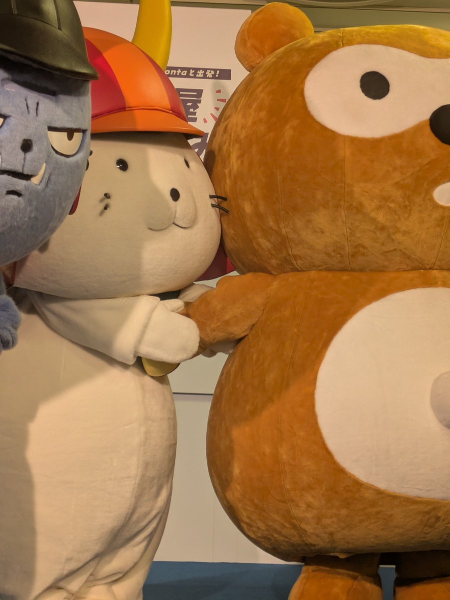 HIKONE0406's tweet photo. ひこにゃんに手をつながれたい😆ポンタくんになりた〜い

#ひこにゃん
#高島屋 https://t.co/ThchCHQskq