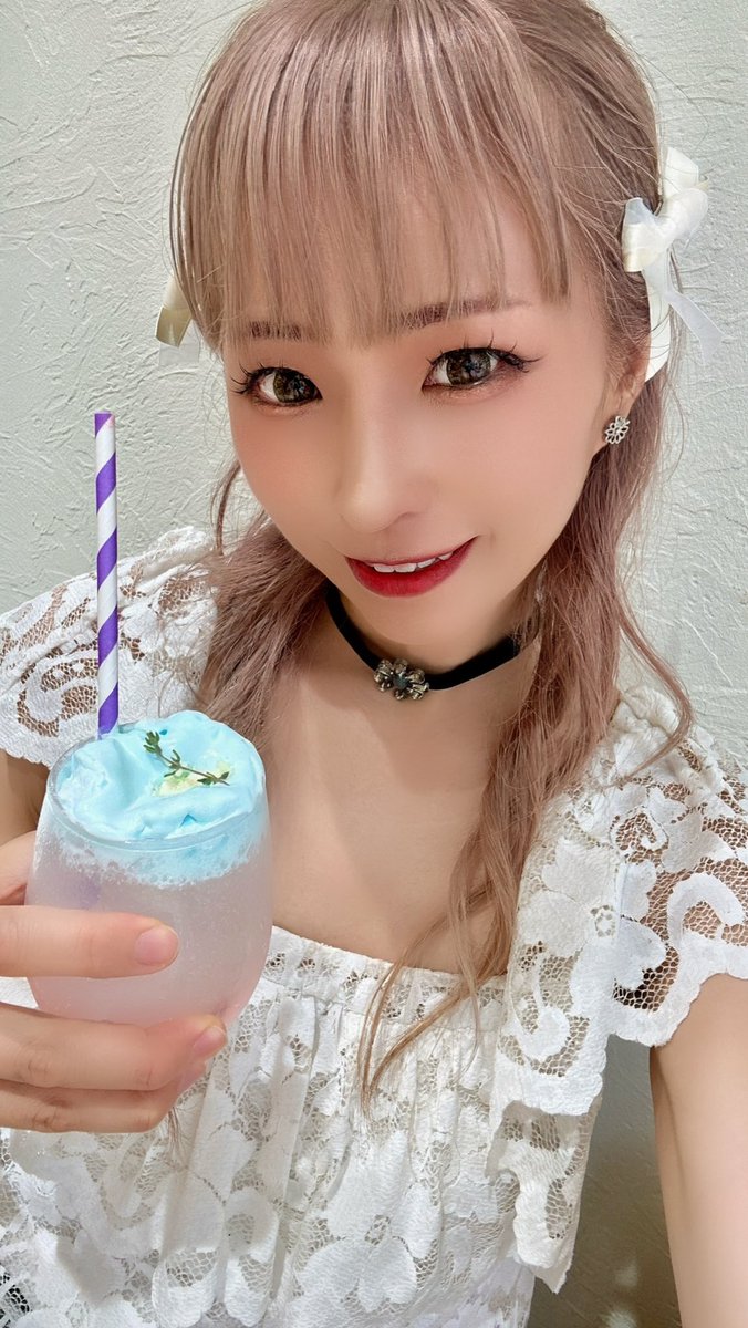kagetsuomi's tweet photo. 期間限定で変わるメニューが楽しみな韓国風カフェ♪
Summer menuのオーシャンブルーとローズソーダをいただいてきたよ⭐️
他のメニューも可愛くて気になり過ぎた💓
また行きたい☺️
#PR #新宿御苑前 #SOLEW https://t.co/xIdeZOvY75