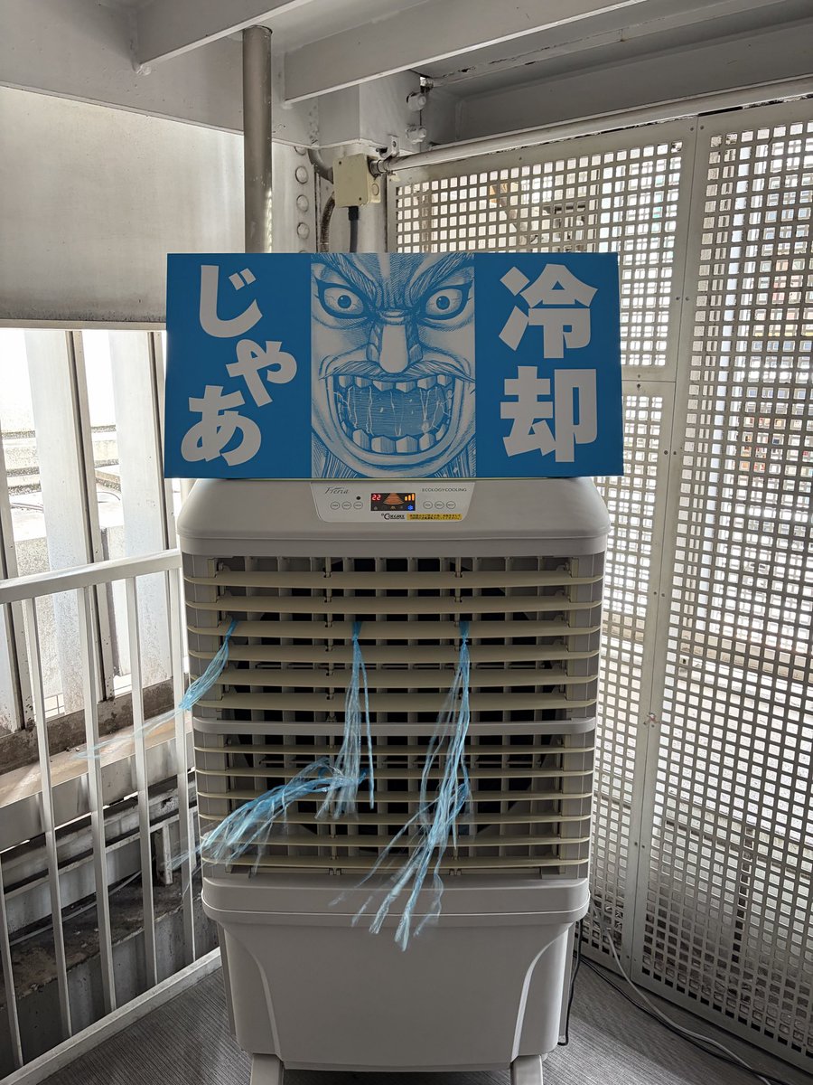 Youichic28's tweet photo. ＃kingdomthemovie 
＃キングダム
＃渋谷
天気悪くても激混みでした
11時過ぎで物販はほとんどなかった https://t.co/5KL86cuJmy