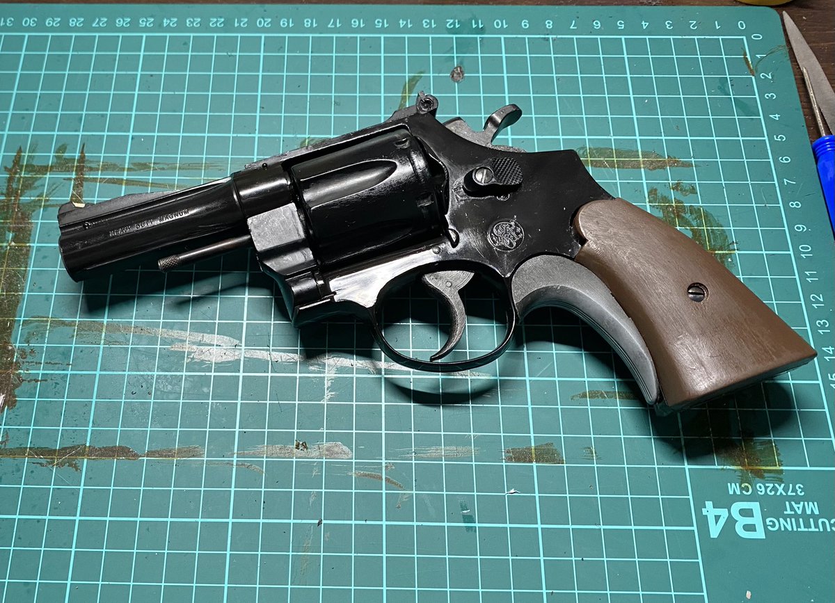smith_john9658's tweet photo. #モデルガン
#MGC
#ハイパト

実家に帰省し、自室でコツコツ作る。
とりあえず完成！

モデルにしたのは、1974年の映画「野獣死すべし復讐のメカニック」終盤に登場する機動隊員が装備していたエジェクターシュラウドがないハイパト。

他の隊員がおそらくノーマルのハイパトを使うなか、妙に印象的でした。

グリップはノーマルではく、以前購入したハイパト用のサービスグリップに変更。
