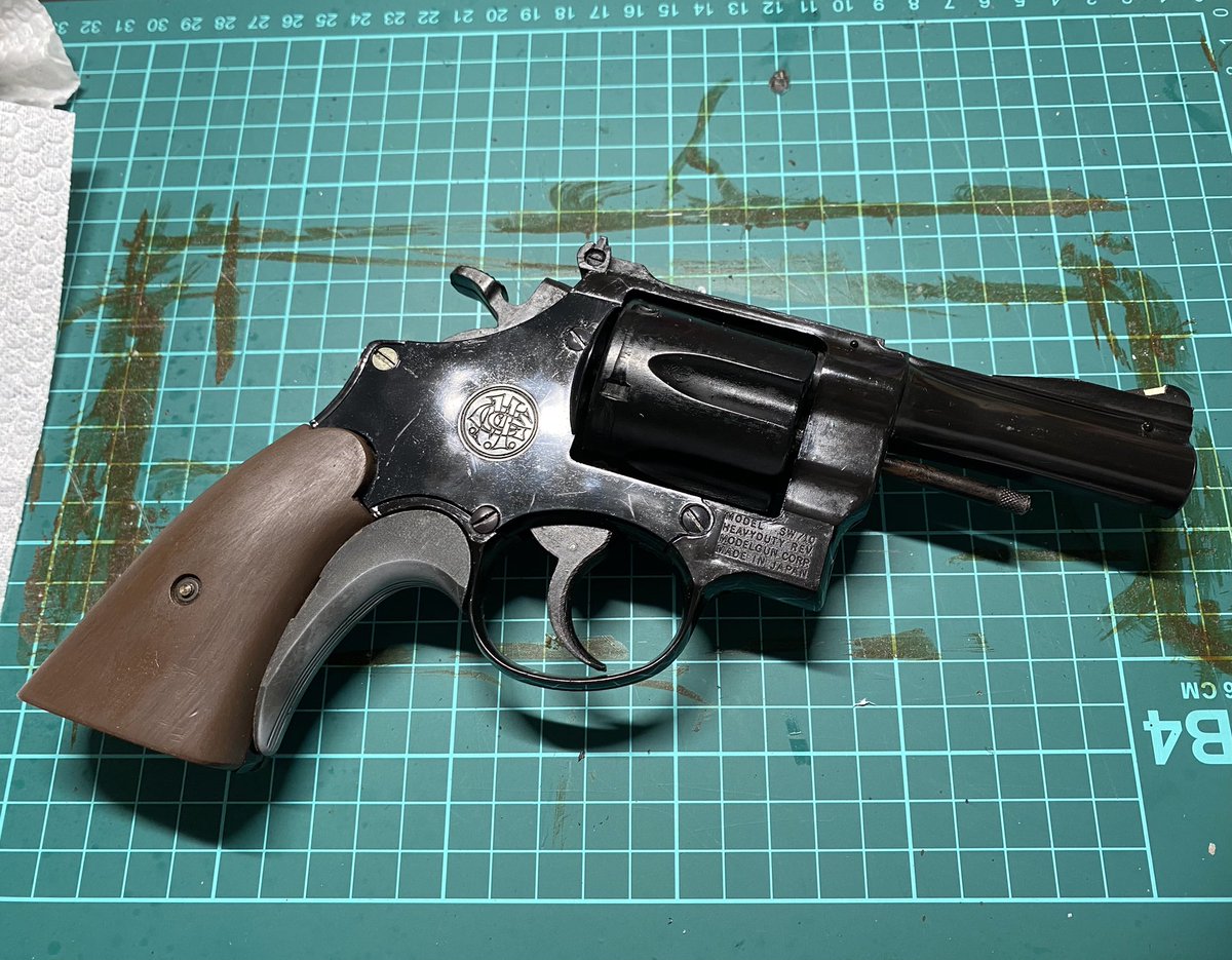 smith_john9658's tweet photo. #モデルガン
#MGC
#ハイパト

実家に帰省し、自室でコツコツ作る。
とりあえず完成！

モデルにしたのは、1974年の映画「野獣死すべし復讐のメカニック」終盤に登場する機動隊員が装備していたエジェクターシュラウドがないハイパト。

他の隊員がおそらくノーマルのハイパトを使うなか、妙に印象的でした。

グリップはノーマルではく、以前購入したハイパト用のサービスグリップに変更。