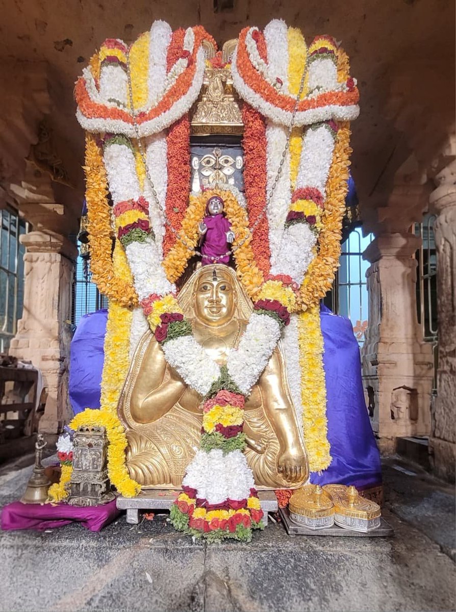 Jaggesh2's tweet photo. ಇಂದಿನ ರಾಯರ ಬೃಂದಾವನ ಅಲಂಕಾರ ದರ್ಶನ 🙏 https://t.co/WX862BMX3p