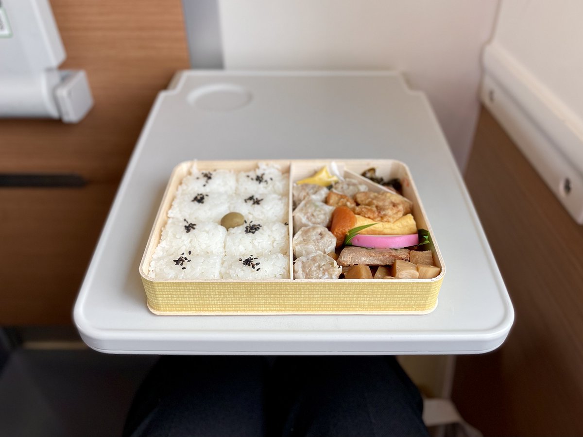 TOSHIMA_Daisuke's tweet photo. やっぱりコレ🌞🍱✨

#シウマイ弁当 #崎陽軒 #駅弁 #弁当 https://t.co/bK0AprKI83
