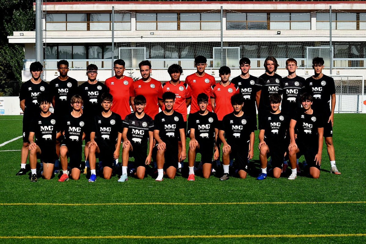 USCFbase's tweet photo. ⚽ Juvenil B, Cadete B y Cadete A también dieron comienzo ayer los entrenamientos en el Anexo Reina Sofía. 

💪 Una nueva temporada con ilusión y ganas para seguir creciendo. ¡A por todas! 

#DeAquíSomosTodos 🫂
#ConstruyendoUSCF🏗️ https://t.co/Cja2UzEK1f