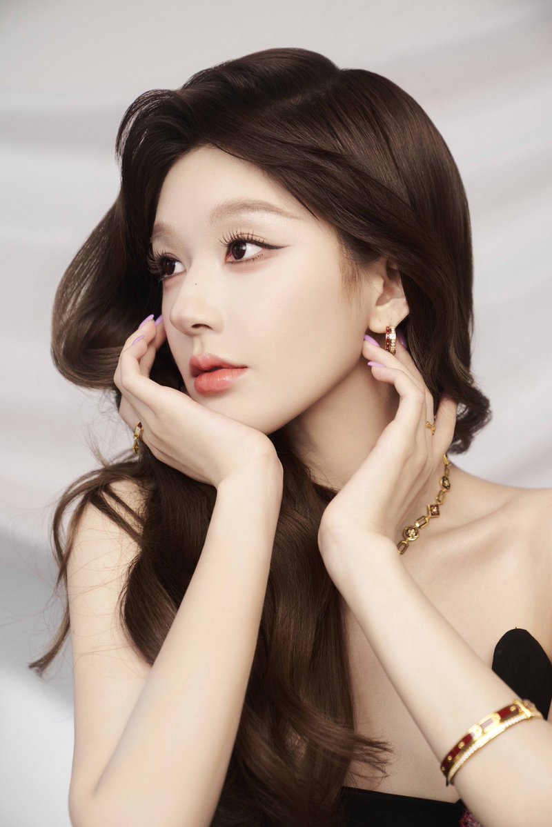 YoukuOfficial's tweet photo. Obsessed with #RosyZhao #ZhaoLusi 's beauty. 💜

#赵露思 

#YOUKU #优酷 https://t.co/Bq5fsG7B0w