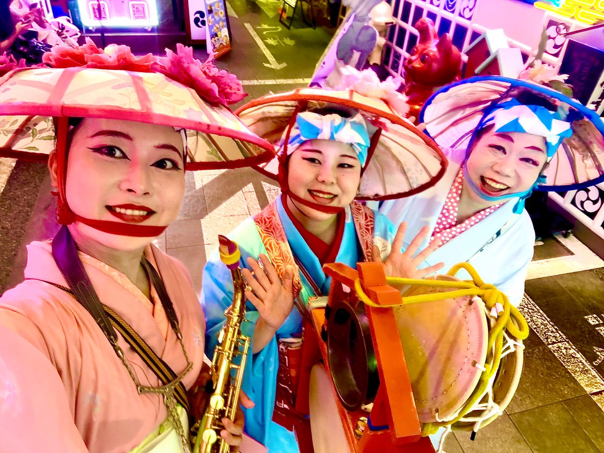 chindongeinou's tweet photo. 8月10日（月）夏休み真っ只中の浅草はご家族連れがいっぱい！「食と祭の殿堂　浅草横町」���も何組もご来店いただき、店内演奏するチンドン屋を楽しんでいただきました。
#浅草横町 https://t.co/C4LRxmaY0u