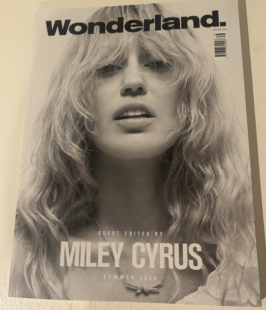 angelinredlight's tweet photo. Wonderland magazine just arrived! It’s my favorite Miley magazine ever!! https://t.co/J9HqZERuON