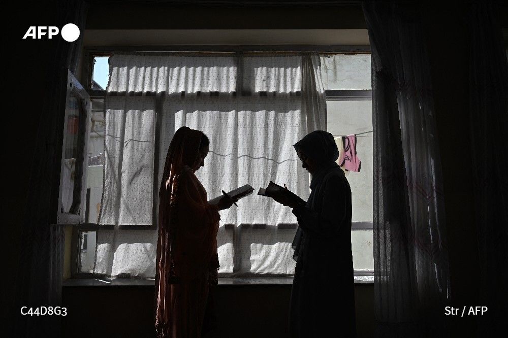 afpfr's tweet photo. 🇦🇫 En Afghanistan, des pères passent des nuits sans sommeil à imaginer des solutions et pleurent en cachette face au désespoir de leurs filles adolescentes privées d'éducation par le gouvernement taliban.

✍️ Témoignage à lire ici: https://t.co/zFb43g9WBr https://t.co/rmOvyiKzmz