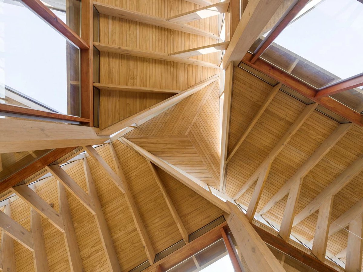 arquitect_viva's tweet photo. Casa en Chicureo II. Chile
Cristián Izquierdo 
https://t.co/UKG289iuoZ 
Tres rectángulos iguales rotados 120° según un triángulo equilátero vertebran una secuencia de salas de perímetros vidriados que desdibujan los límites con el exterior. El proyecto se configura como una gran área central, fragmentada en una secuencia de recintos interiores y exteriores. 
Fotografías: Roland Halbe