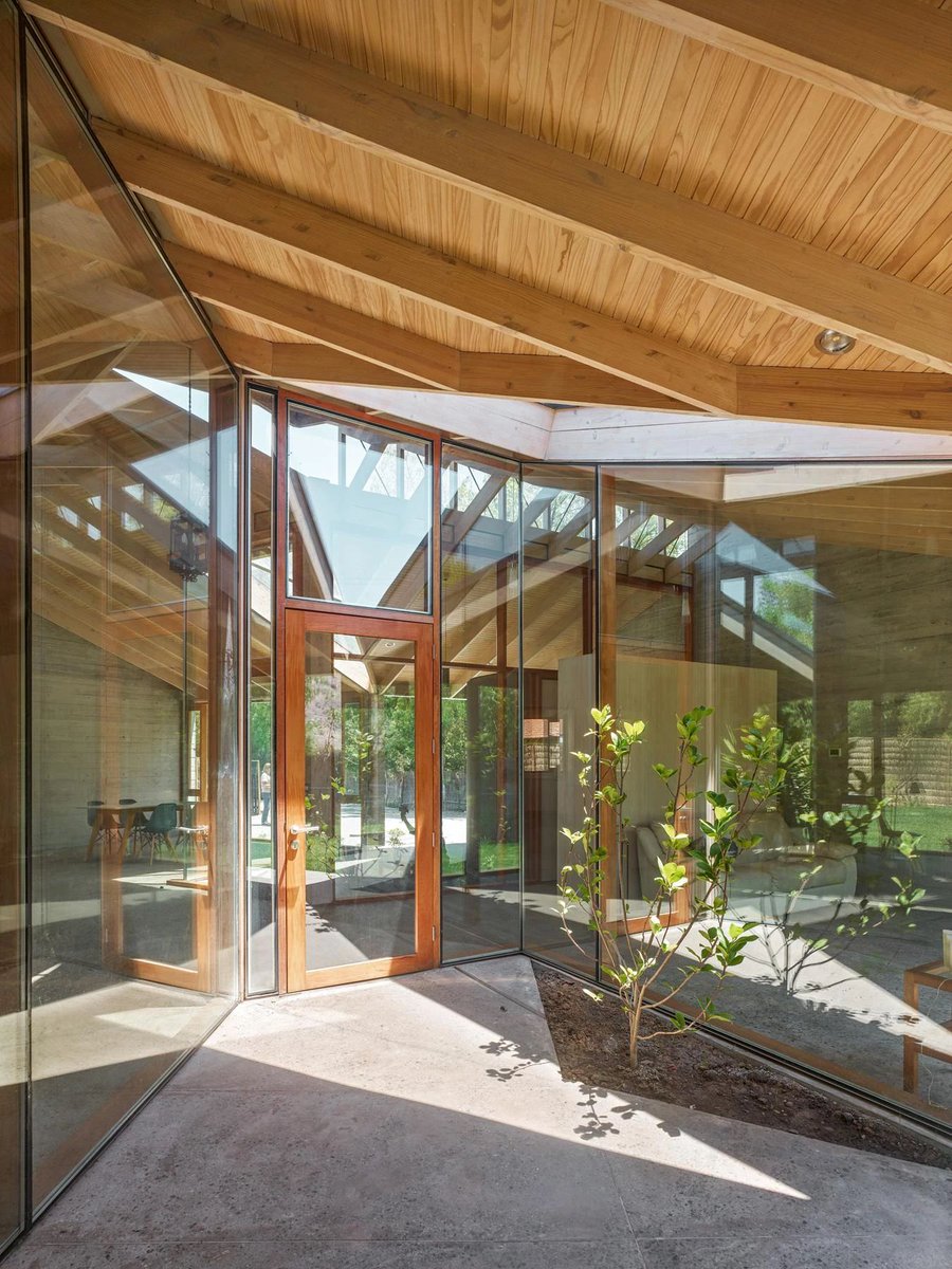 arquitect_viva's tweet photo. Casa en Chicureo II. Chile
Cristián Izquierdo 
https://t.co/UKG289iuoZ 
Tres rectángulos iguales rotados 120° según un triángulo equilátero vertebran una secuencia de salas de perímetros vidriados que desdibujan los límites con el exterior. El proyecto se configura como una gran área central, fragmentada en una secuencia de recintos interiores y exteriores. 
Fotografías: Roland Halbe