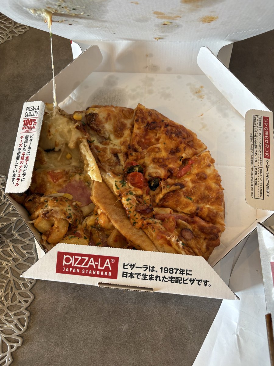 yu_yake_chan's tweet photo. ピザの袋をトートバッグみたいに持って運ばれた結果、すごいの届いた笑

もちろん、ちゃんと代わりのもの届きました。。 https://t.co/aMhEiLR7mt