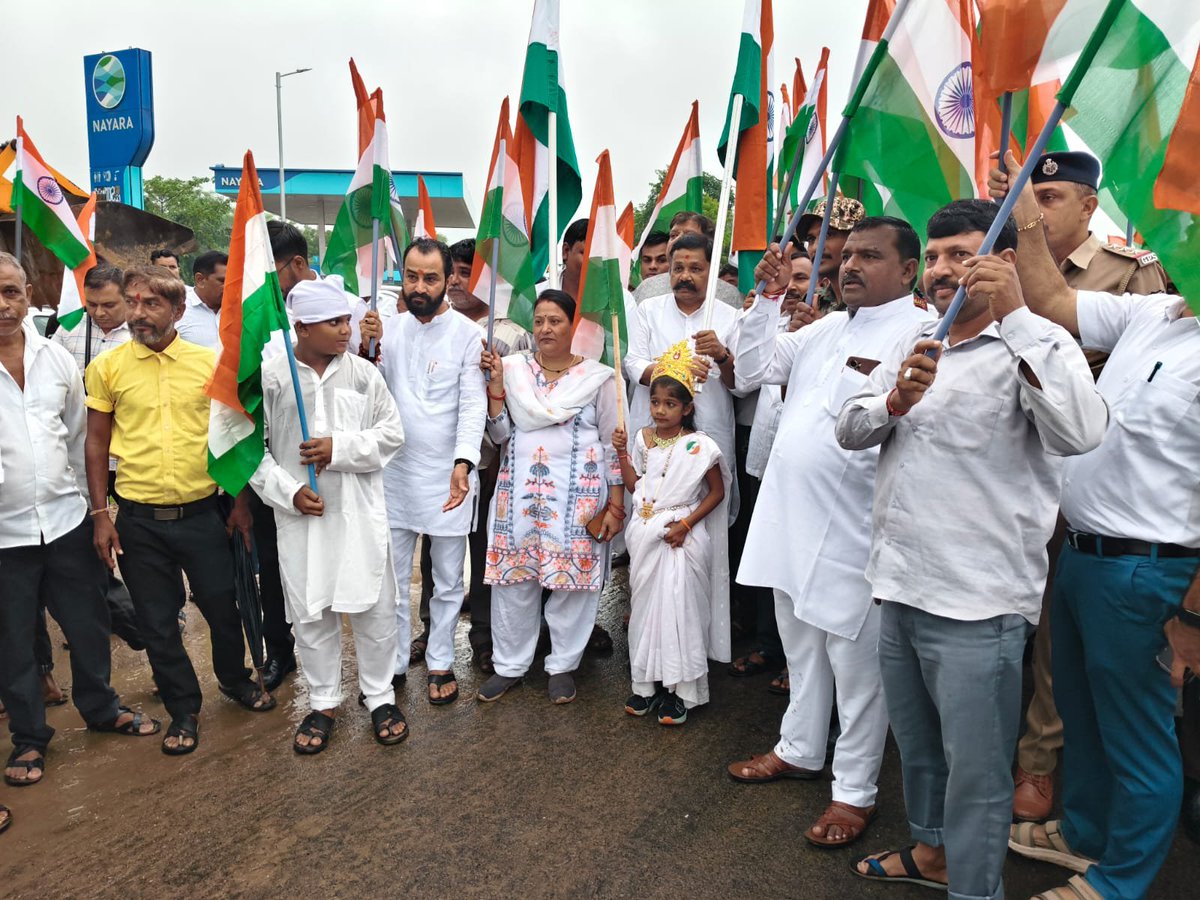 infokhedagog's tweet photo. હર ઘર તિરંગા અભિયાન અંતર્ગત મહેમદાવાદ તાલુકાના હલધરવાસ ખાતે યોજાઈ ભવ્ય 'તિરંગા યાત્રા'

પદાધિકારીઓ, અધિકારીઓ, વિદ્યાર્થીઓ અને ૨,૦૦૦ જેટલા ગ્રામજનો જોડાતા દેશભક્તિના માહોલમાં મગ્ન બન્યું મહેમદાવાદ પંથક

#HarGharTiranga #TirangaYatra #Kheda #Mehmedabad https://t.co/hdOa2hsKy4