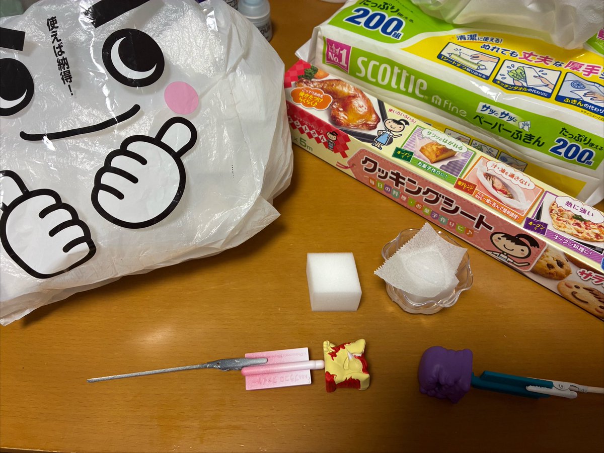 arioario3's tweet photo. 塗装時に使う道具の質問があったの紹介！

塗料は右からシタデルカラー、ファレホ、ガンダムアッセンブルカラー、アクリジョン
筆はタミヤ
激落ちくんをカップに入れクッキングシートを置いてウォーターパレット完成
筆拭きとりはペーパーふきん

みんなもプラコロ塗装しましょ〜👍 https://t.co/QiFTQtZaxY