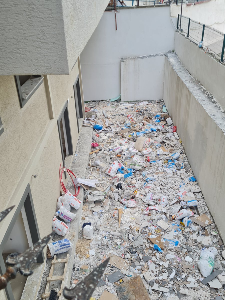 DavayaDevam34's tweet photo. Burası evimin hemen yanında bir inşaat 
Burda çalışan personel yiyip içip 
Çeri çöpü bahçe alanına döküyor
Sonra üzerine beton atıp biz insanız diye ortalarda dolanacaklar😡
Biz onları çöpe toplayıp atacağız diyemezler dipler daha kötü 
@csbgovtr @umraniyebeltr https://t.co/AleA3QfiV0