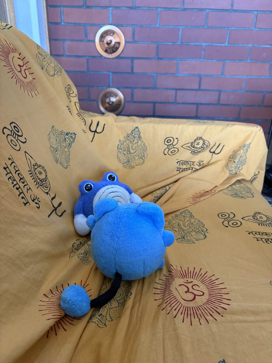 Uta3_Naganegi's tweet photo. 必死に何かを話しかけてるマリル、全く聞いてないニョロちゃん https://t.co/Ir5M07G5Z9
